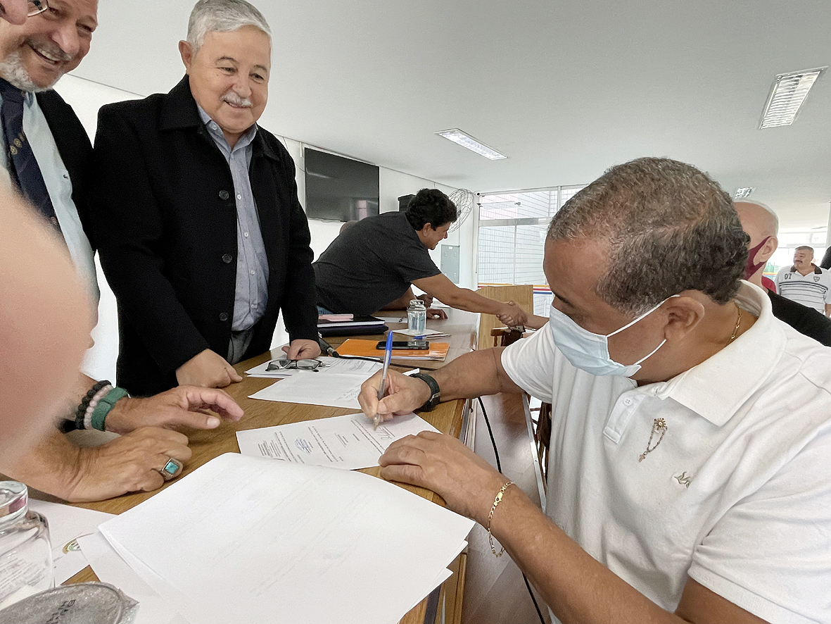 Presidente do Conselho Fiscal assina Termo de Posse.JPG