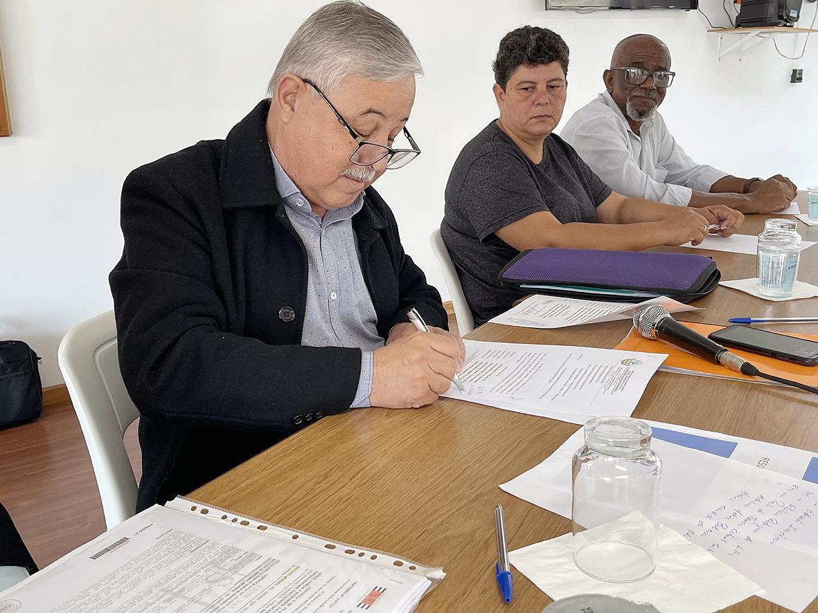 Presidente da Comissão Eleitoral recebe a documentação da chapa inscrita.JPG